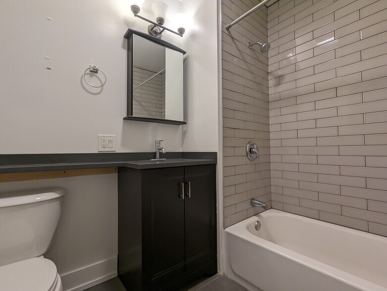 Building Photo - 813 W Cornelia Ave