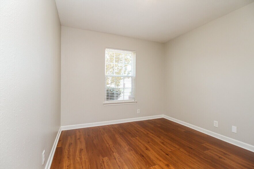 Building Photo - 7045 S Hampton Blvd