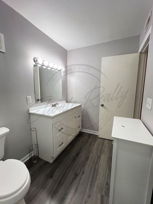 Building Photo - Bright and Airy Second-Floor Apartment with Upgrades and Pet Friendly!