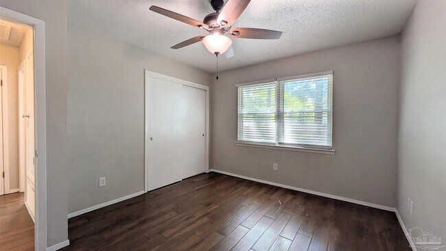Building Photo - 9648 Hollowbrook Dr
