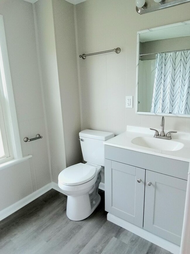 Building Photo - Renovated 2BR, 1 BA Duplex Apartment