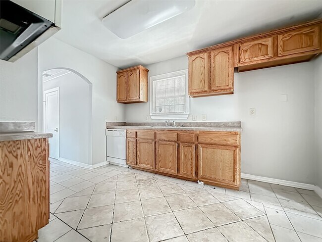 Building Photo - 6340 Parkdale Dr