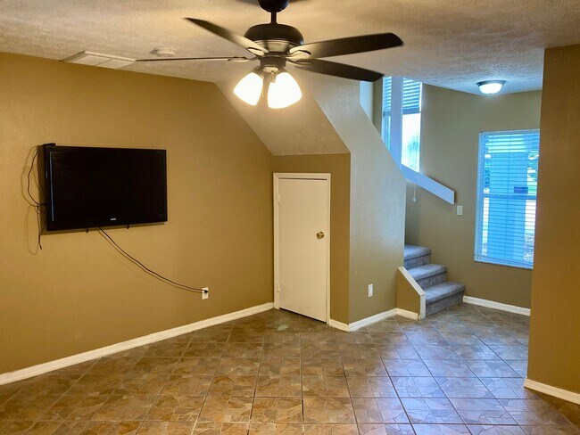 Building Photo - Two story condo with community pool!