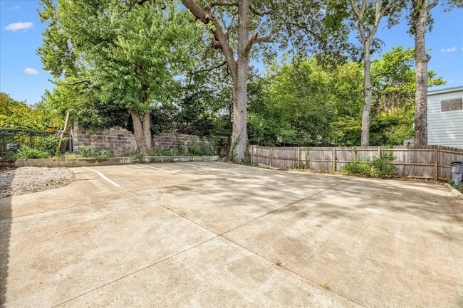 Building Photo - 2395 Forrest Avenue Unit 3