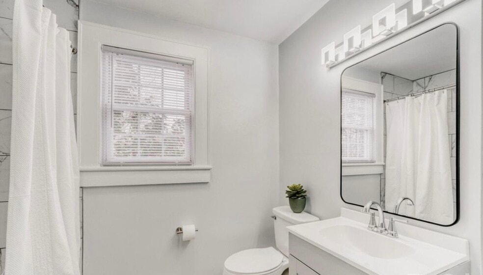 Building Photo - 639 E Iredell Ave