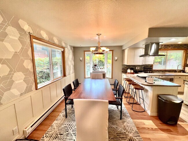 Building Photo - Available Oct. 3rd- Gorgeous Home w/Lots o...