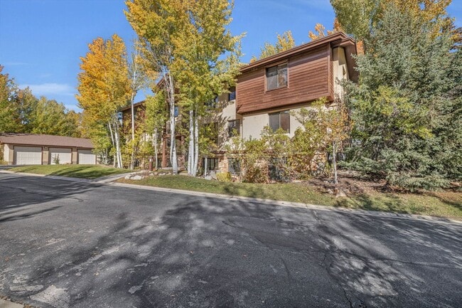 Building Photo - 2 Bed Pinecreek Condo with garage