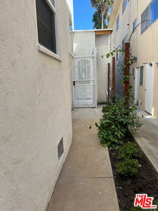 Building Photo - 234 N La Peer Dr