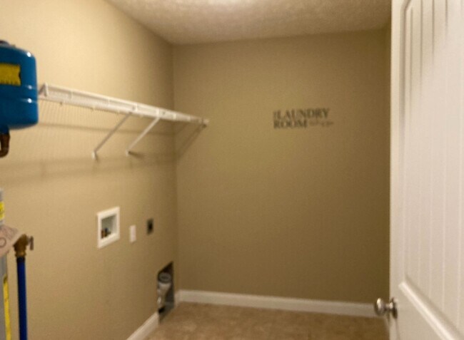 Building Photo - 166 Twin Lakes Dr