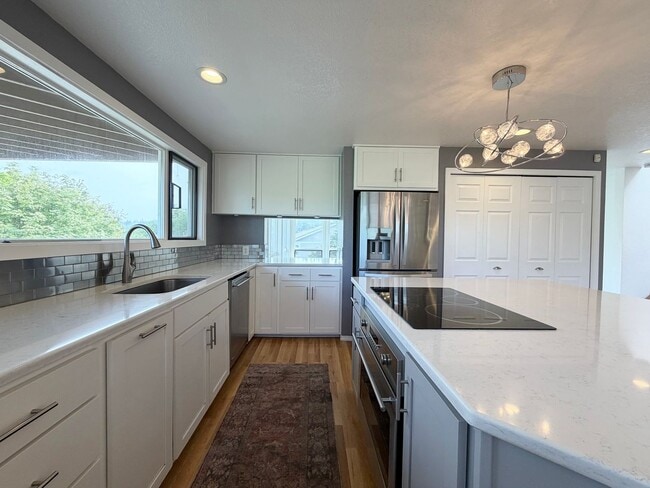 Building Photo - 3695 Sqft. Redondo home near Puget Sound!