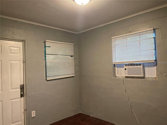 Building Photo - 843 Union St S