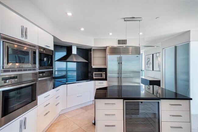 Building Photo - 1331 Brickell Bay Dr