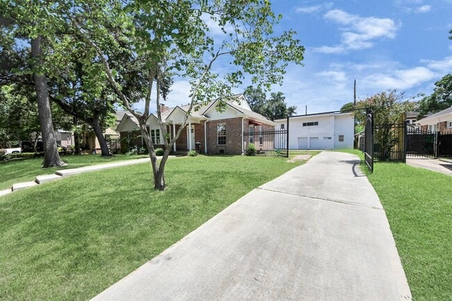 Building Photo - 6622 Park Ln