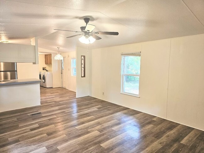 Building Photo - Charming 2 Bed, 2 Bath Mobile Home in a Qu...