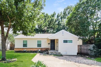 Building Photo - 3 BR/2BA | Updated Single Family Home |  Gated backyard | In Dallas!