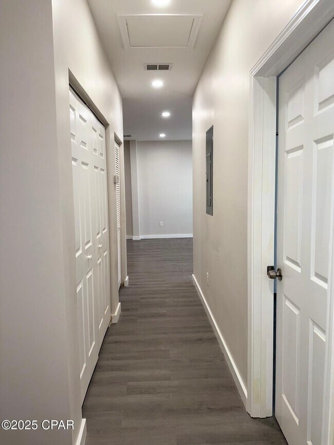 Building Photo - 2913 E 5th Ct