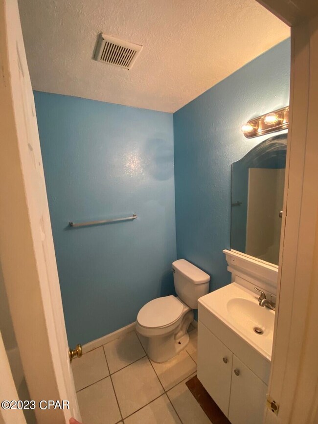 Building Photo - 8202 Eastwood Ave