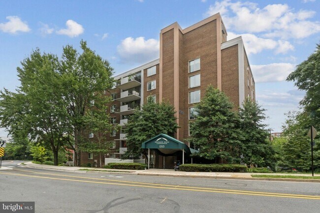 Building Photo - 1515 S Arlington Ridge Rd