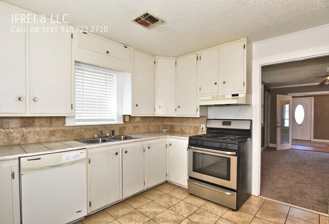 Building Photo - 3 bed one bath upstairs unit in two level ...