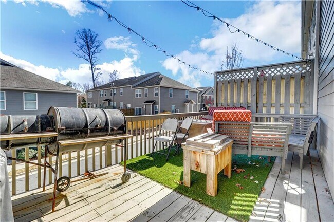 Building Photo - 5084 Whiteoak Terrace SE