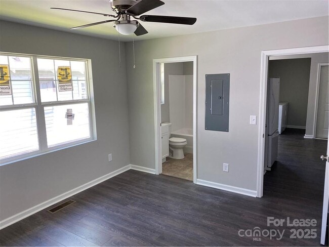 Building Photo - 728 E Pine St