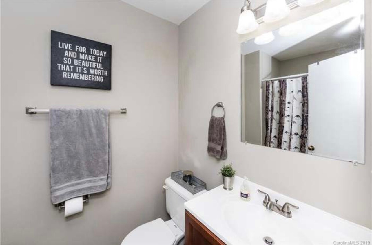 Building Photo - 6145 Meadow Rose Ln Apt K