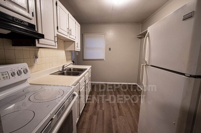 Building Photo - 2023 Ravenswood Dr