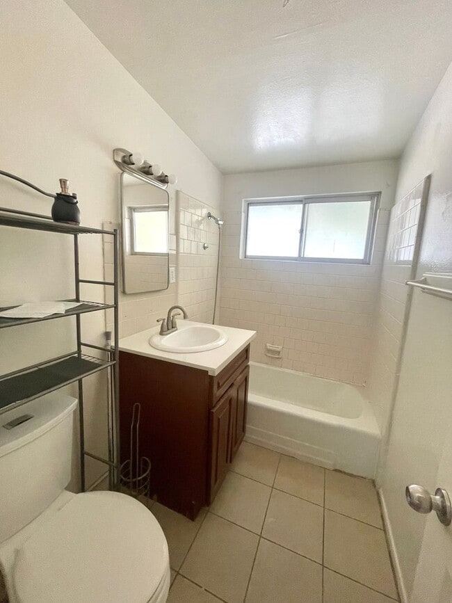 Building Photo - Nice Neighborhood 3 bedroom 1 Bath with 2 car garage