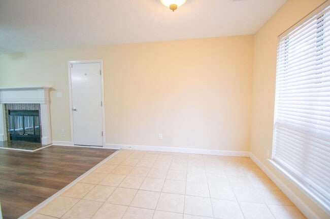 Building Photo - 3 Bedroom 2 Bathroom - Pets Allowed!