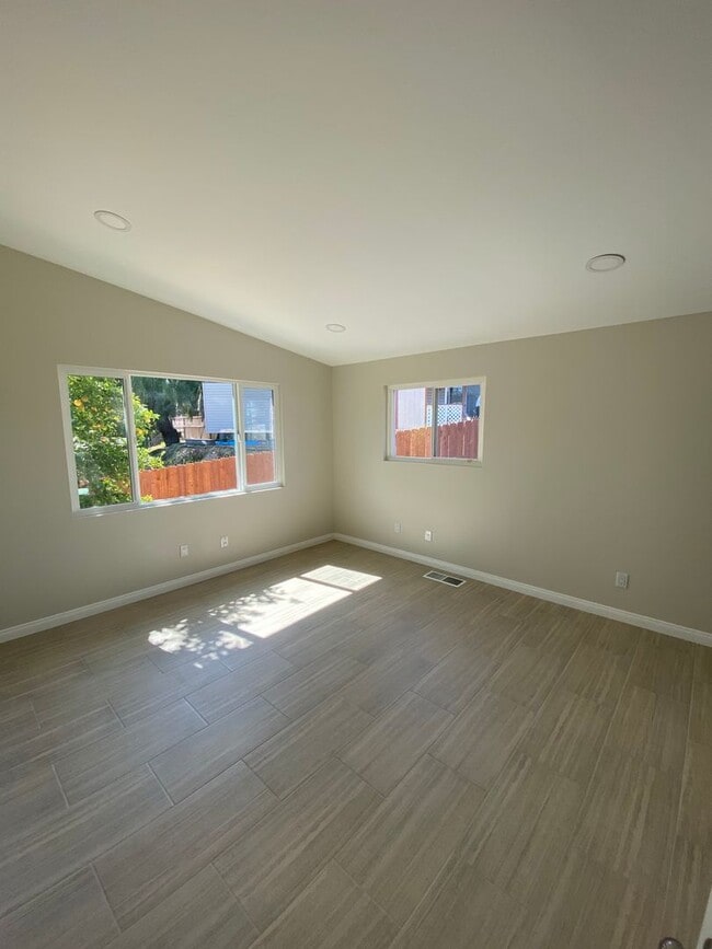 Building Photo - 3 Bed-2 Bath Single Story Home Lakeside with RV parking