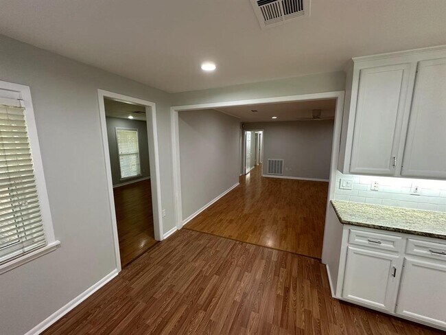 Building Photo - 835 Wycliffe Dr