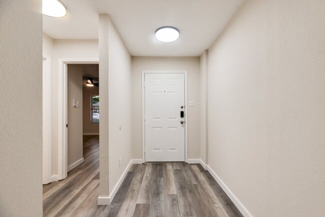 Building Photo - "Charming 3-Bedroom with 2 Bathrooms in Wy...