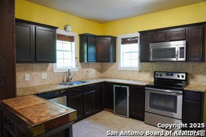Building Photo - 419 W Lullwood Ave