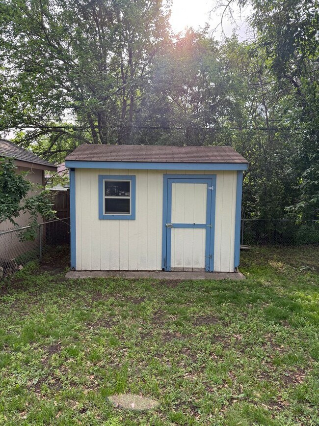 Building Photo - Beautiful 4 bed 2.5 Bath Bloomington SF Ho...