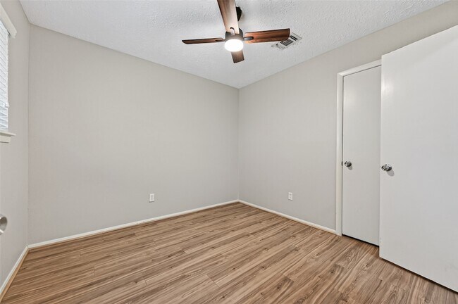 Building Photo - 5346 King Richard Dr