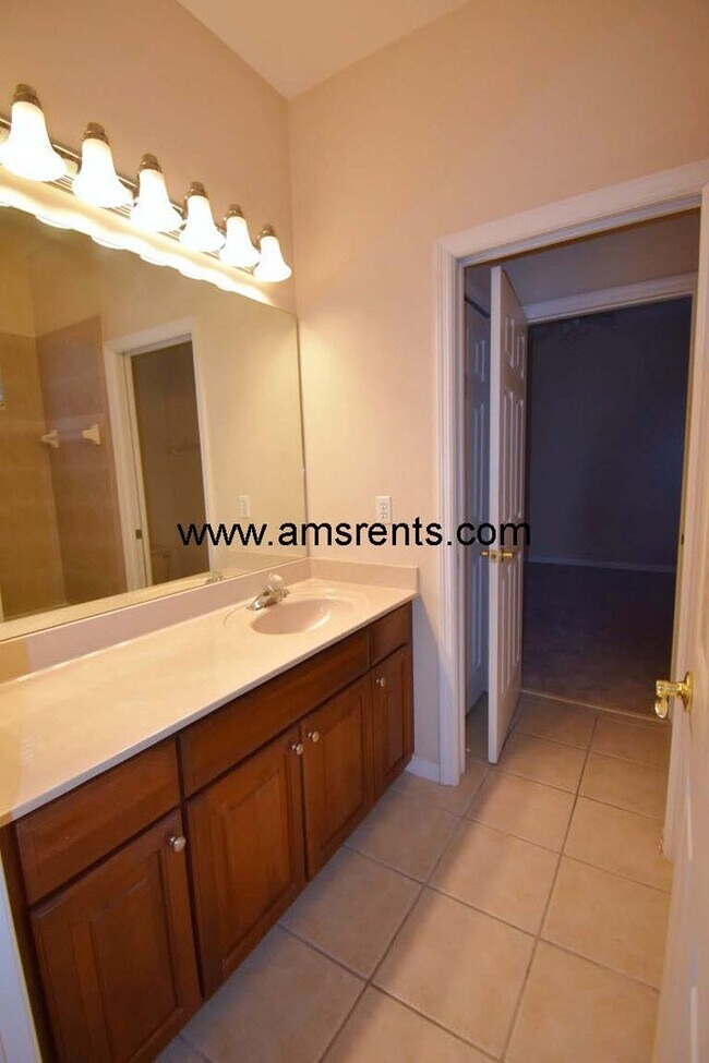 Building Photo - Spacious 5 bedroom home in Hunter Creek