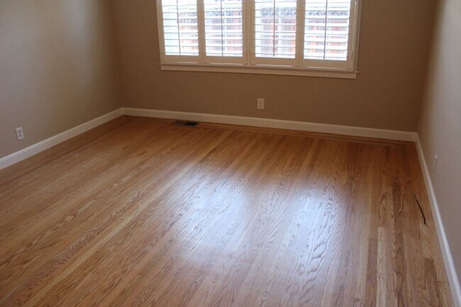 Building Photo - 709 N Claremont St