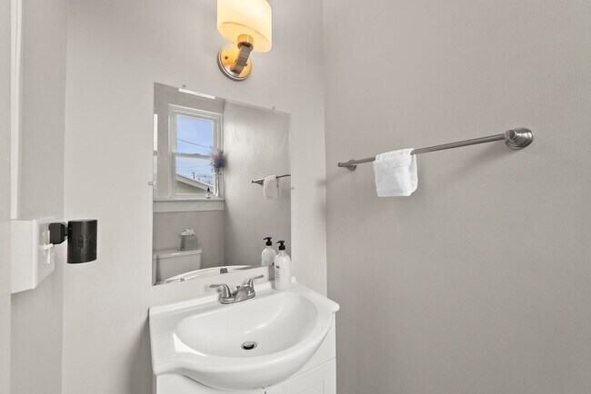 Building Photo - Executive Furnished Rental in Olde Towne East