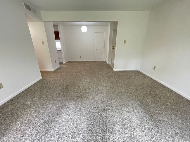 Building Photo - Perfectly located, quiet apartment complex just south of UNC, for graduate / med students - Inclu...