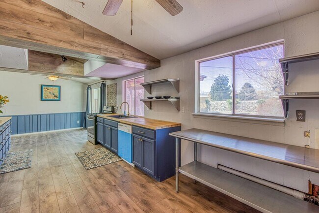 Building Photo - Come and check this 3 bed/2 baths house