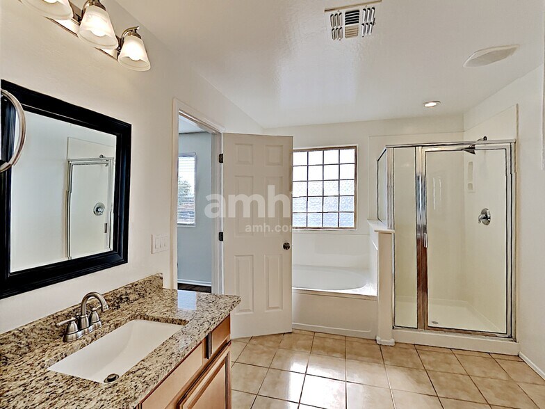 Building Photo - 17305 W Woodlands Ave