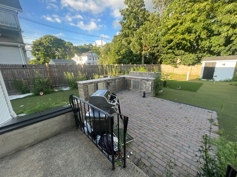 Building Photo - 51 Bacon St