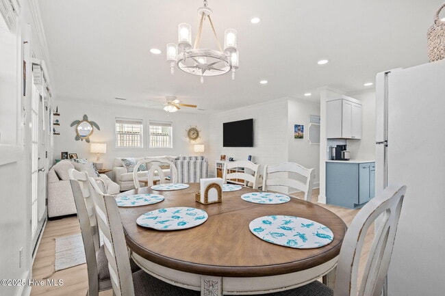 Building Photo - 2660 Island Dr