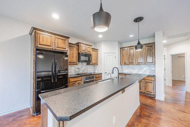 Building Photo - 3 bed 2 bath home with 2 car garage!