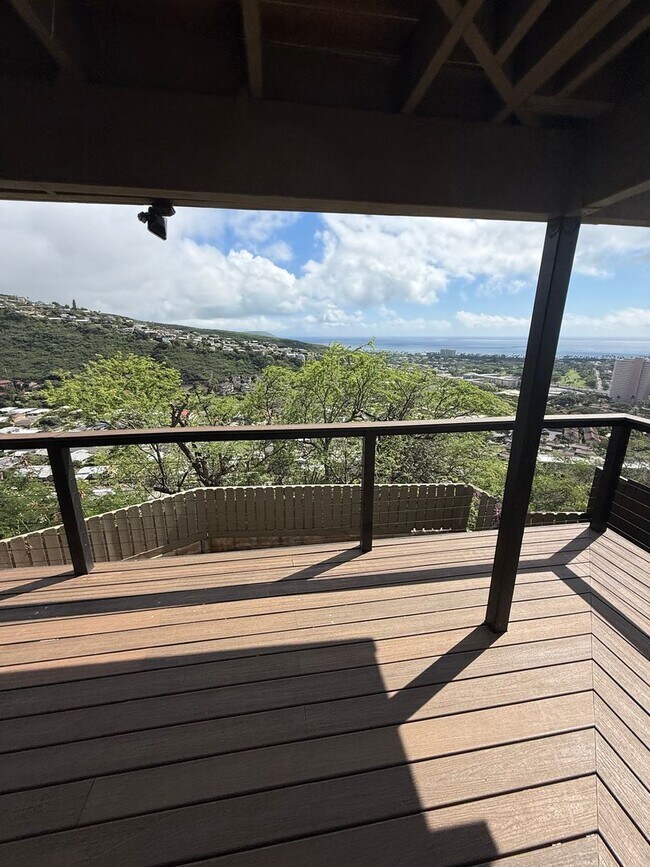 Building Photo - Luxury Hillside Home with Panoramic Kahala Beach Views – $8,500/month