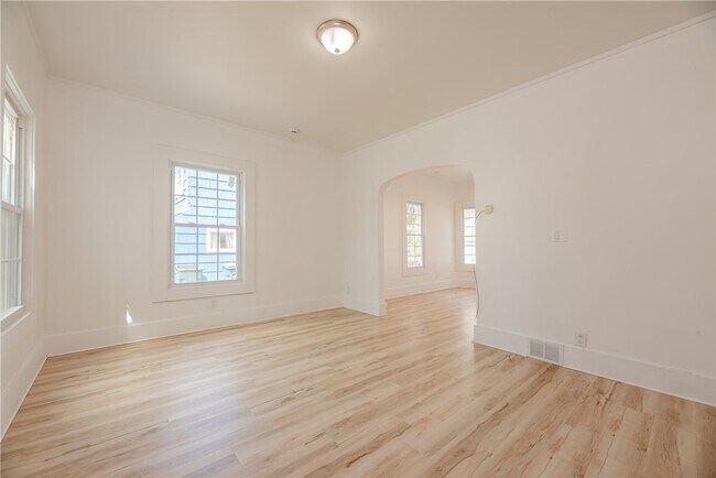 Building Photo - 575 Woodbine Ave