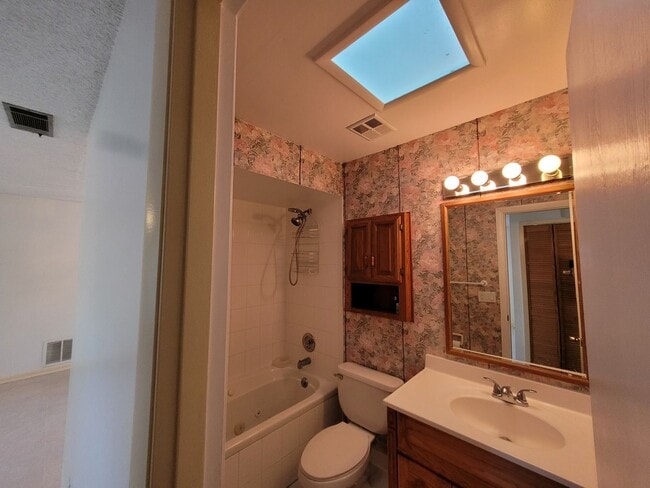 Building Photo - Spacious 2 Bedroom 2 Bath Home!