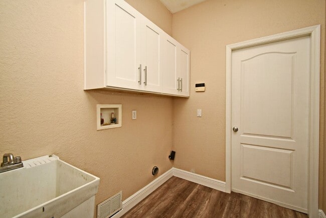 Building Photo - Lovely Remodeled 4/2 Home