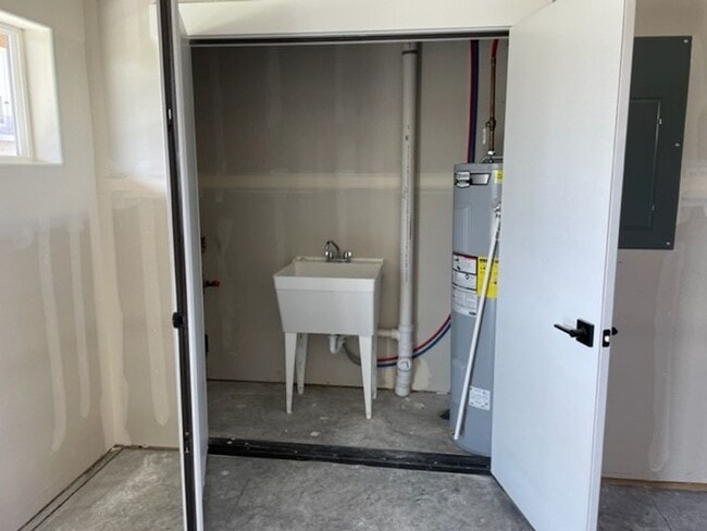 Building Photo - Townhouse For Lease