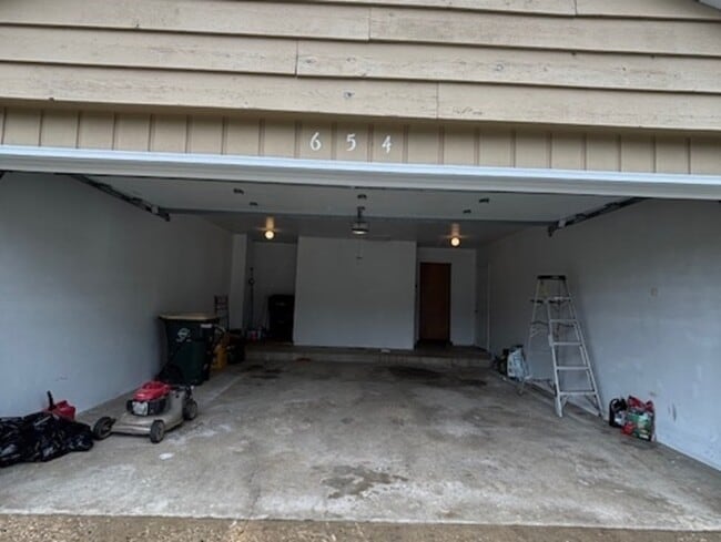 Building Photo - 654 Longview Dr